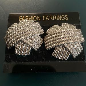 NEW SILVER TONE FASHION EARRINGS